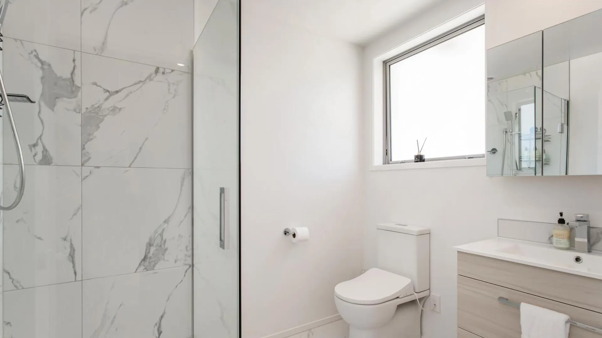 Apartment Location Plus Free Off St Park Handy Hospital Christchurch