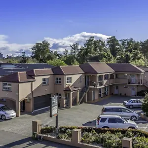 4* Motel 166 Majestic Court